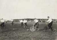 Mecz piłki rowerowej Tow. Cyklistów Szarotka i Tow. Cyklistów 1899 Siemianowice, lata 20. XX w.