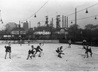 Mecz hokeja na lodzie Dąb Katowice - Cracovia w Katowicach, l. 30. XX w.