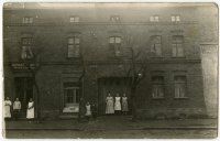Kaiserin Augusta Strasse 64 (ob. ul. L. Markiefki), na parterze (z lewej strony) szyld sklepu Antoni Kuperski. Wyprzedaż mięsai wędlin, l. 30. XX w.